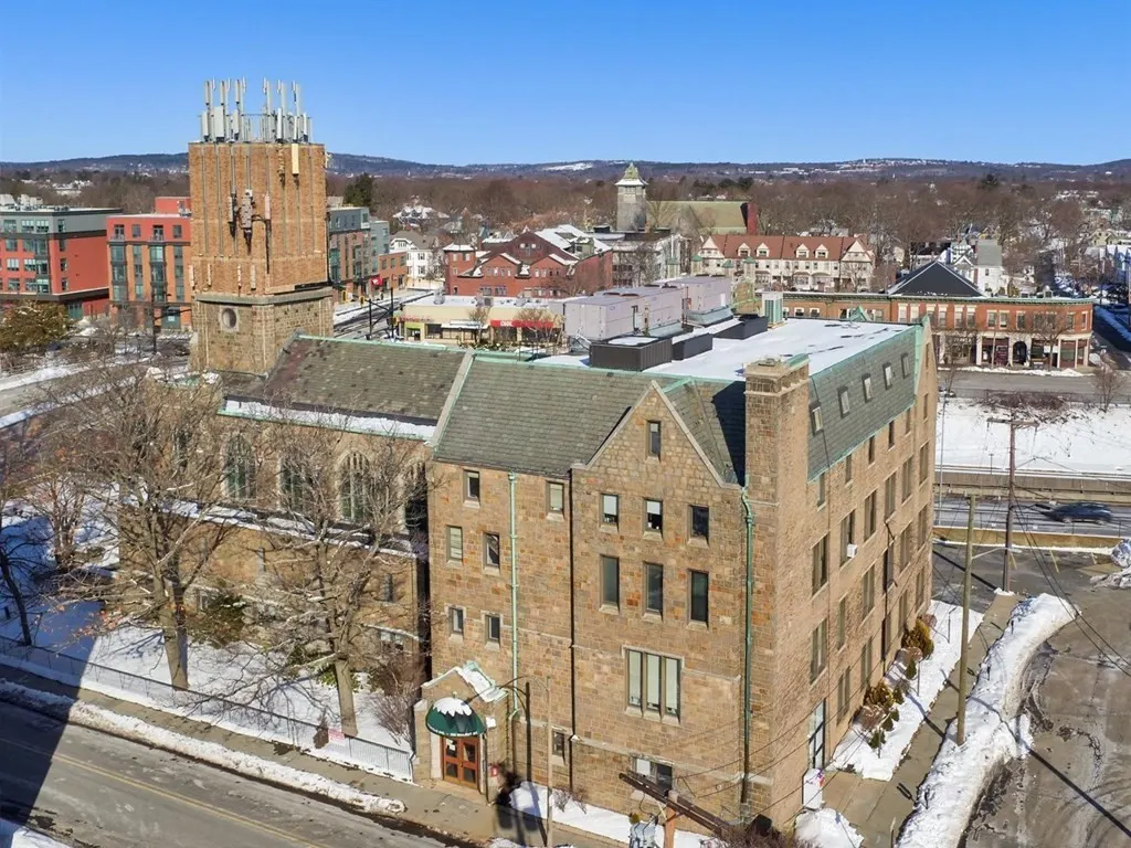 288 Walnut St #1, Newton