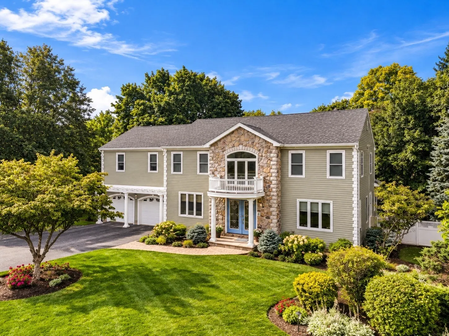 8 Hearthridge Dr, Canton