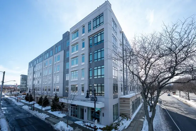 180 Telford St #605