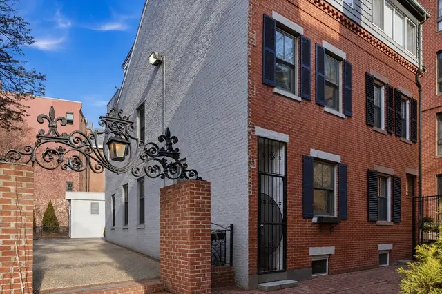 2 Lyndeboro Pl