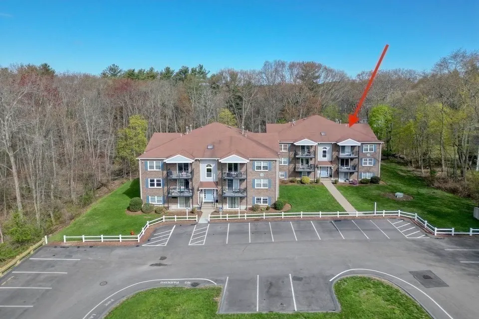 610 S Franklin St #F302, Holbrook