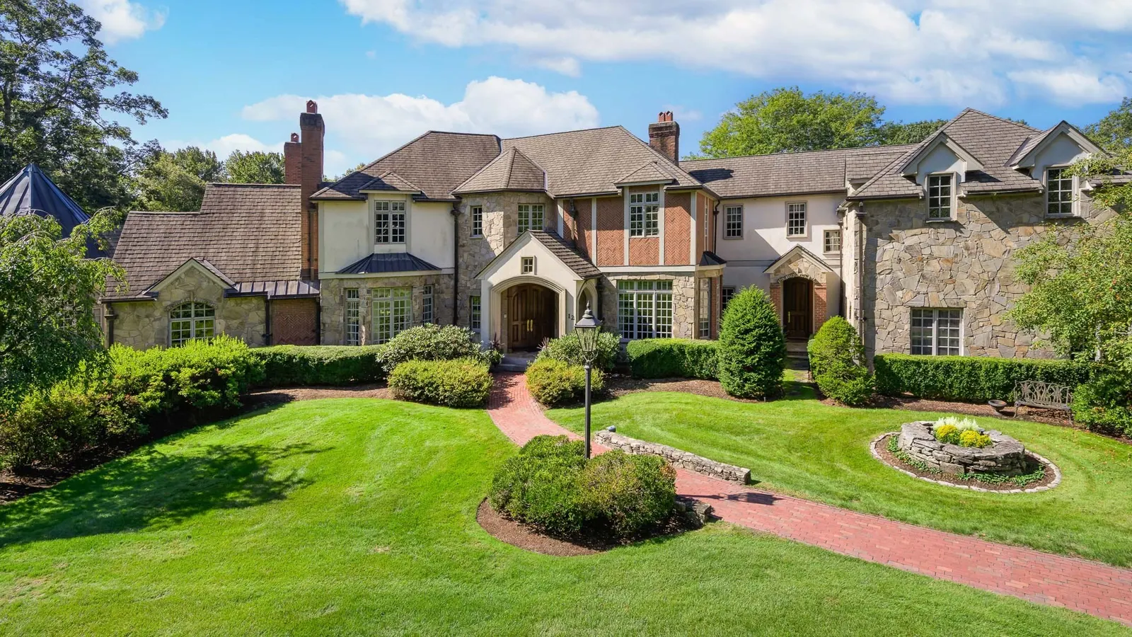 12 Wyndemere Drive, Southborough