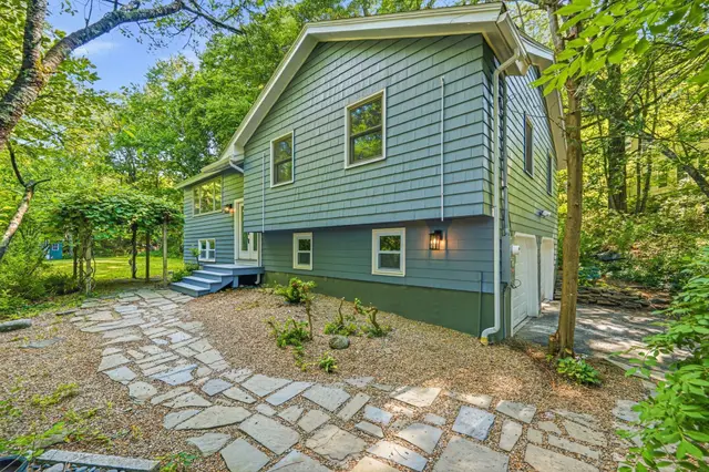 7 Hillcrest Dr