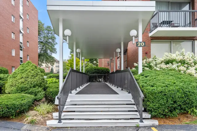 20 Hammond Pond Pkwy #504