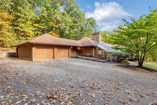 77 Woodward Ln