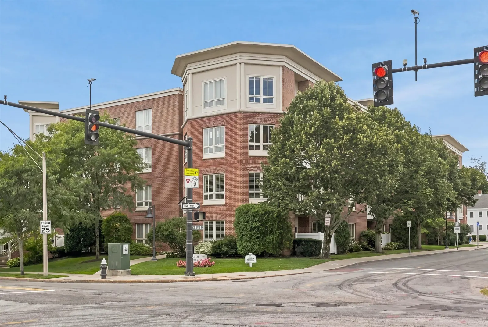 629 Hammond St #EPH15, Brookline